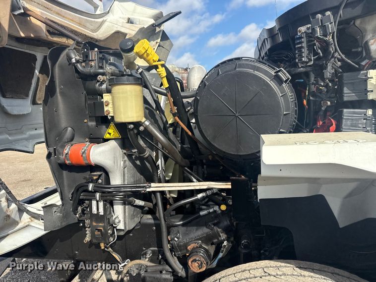 image for item EG1757 2013 International 7600 crane truck