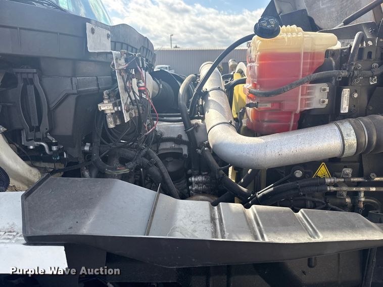 image for item EG1757 2013 International 7600 crane truck