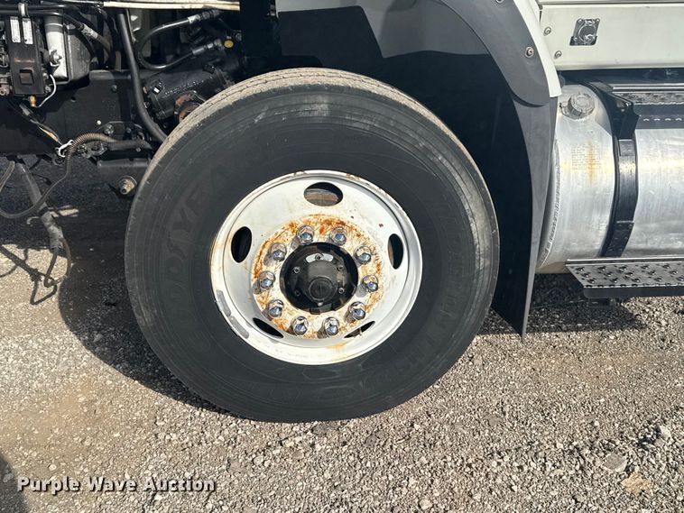 image for item EG1757 2013 International 7600 crane truck