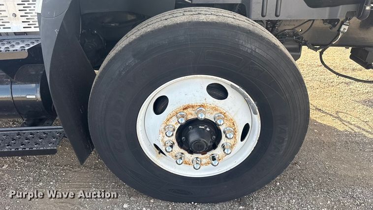 image for item EG1757 2013 International 7600 crane truck