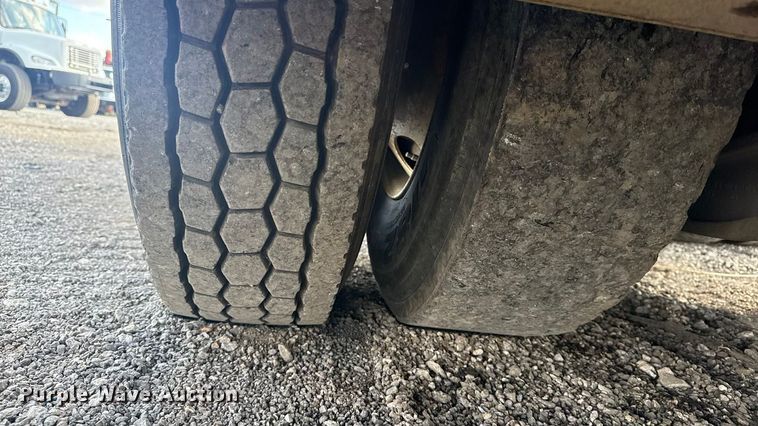 image for item EG1757 2013 International 7600 crane truck