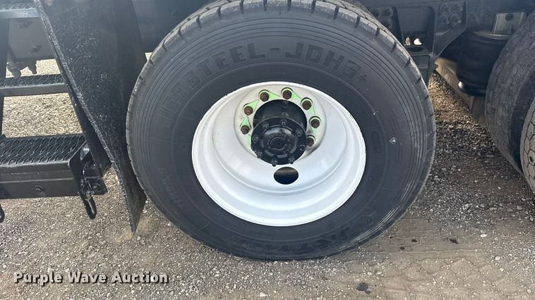 image for item EG1757 2013 International 7600 crane truck