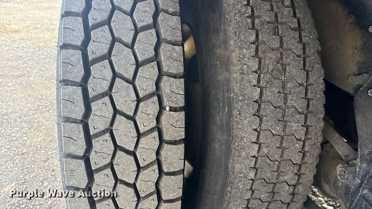 image for item EG1757 2013 International 7600 crane truck