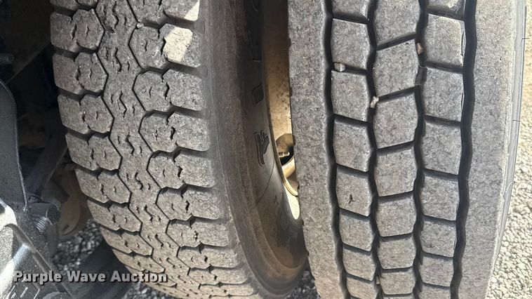 image for item EG1757 2013 International 7600 crane truck