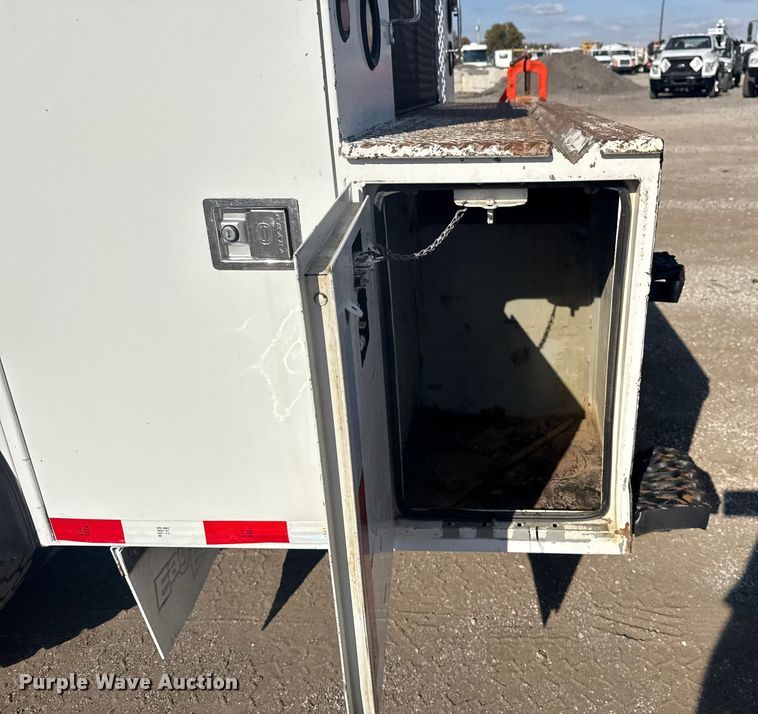 image for item EG1761 2010 Kenworth T370 utility / service truck