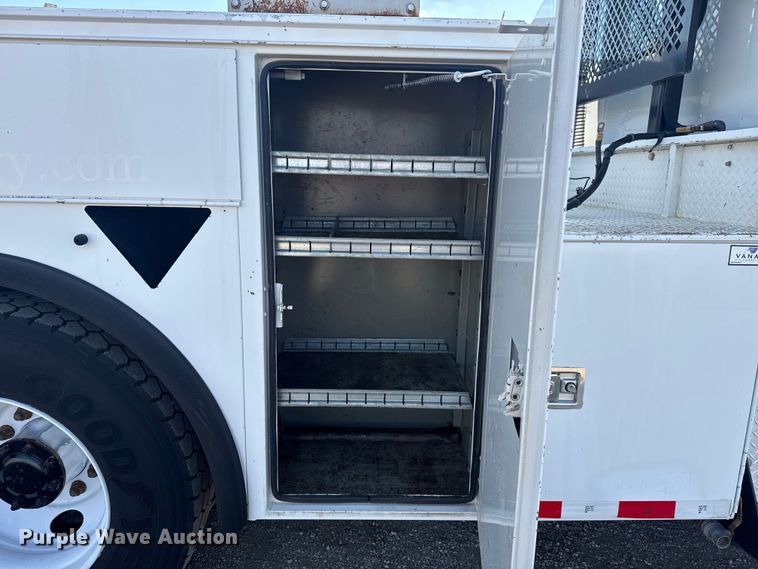 image for item EG1761 2010 Kenworth T370 utility / service truck