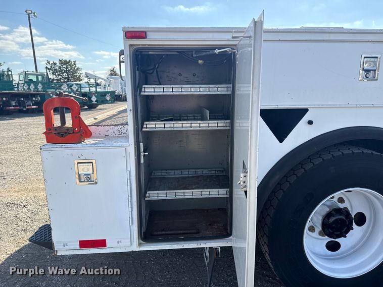 image for item EG1761 2010 Kenworth T370 utility / service truck