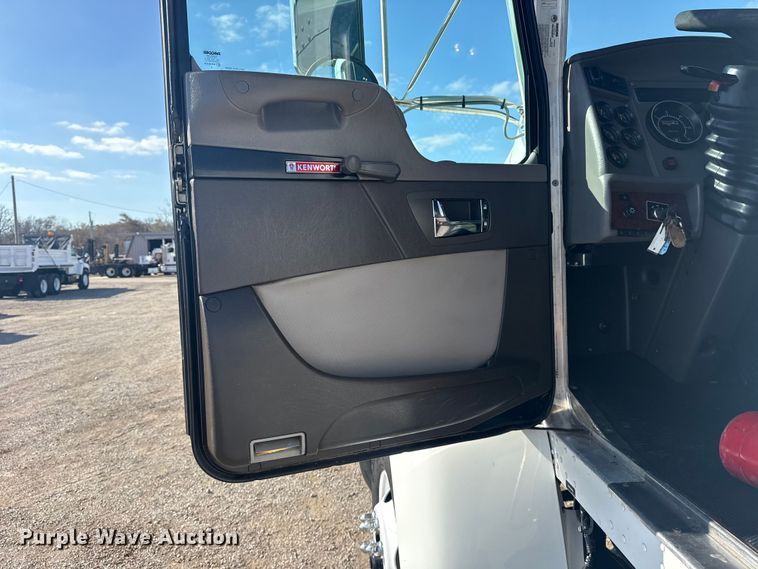 image for item EG1761 2010 Kenworth T370 utility / service truck