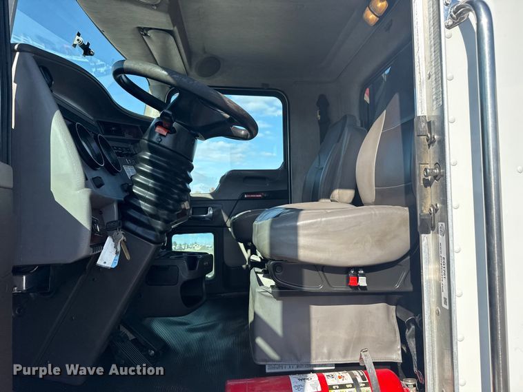 image for item EG1761 2010 Kenworth T370 utility / service truck