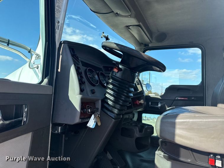 image for item EG1761 2010 Kenworth T370 utility / service truck