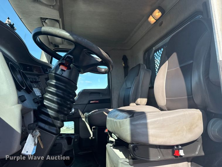 image for item EG1761 2010 Kenworth T370 utility / service truck