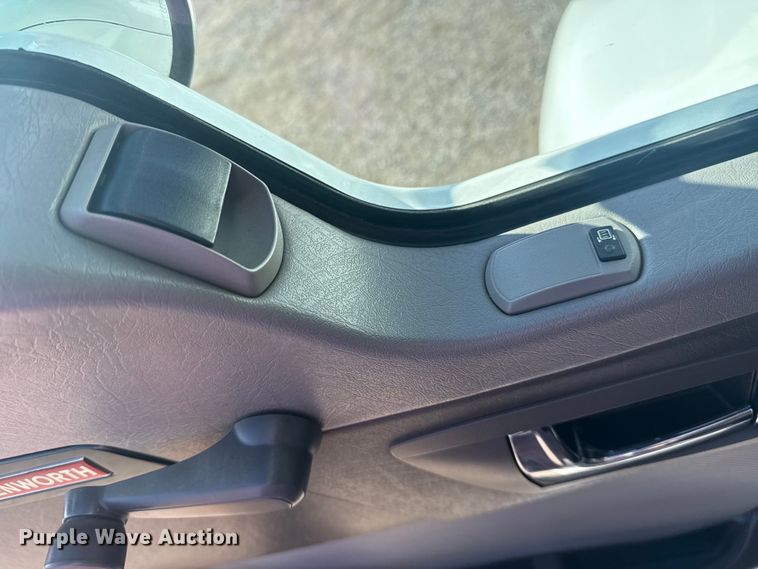 image for item EG1761 2010 Kenworth T370 utility / service truck