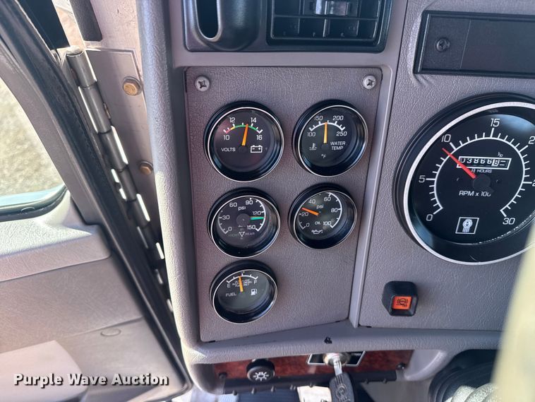 image for item EG1761 2010 Kenworth T370 utility / service truck