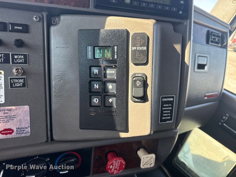 image for item EG1761 2010 Kenworth T370 utility / service truck