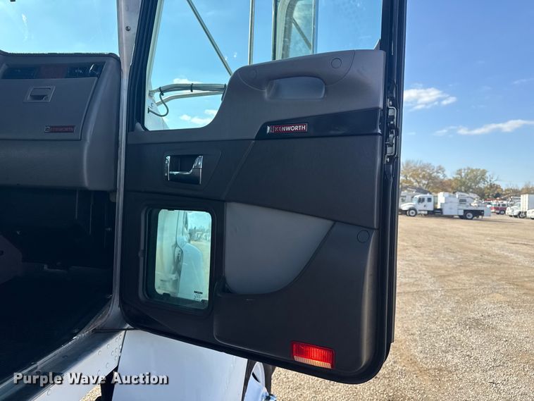 image for item EG1761 2010 Kenworth T370 utility / service truck