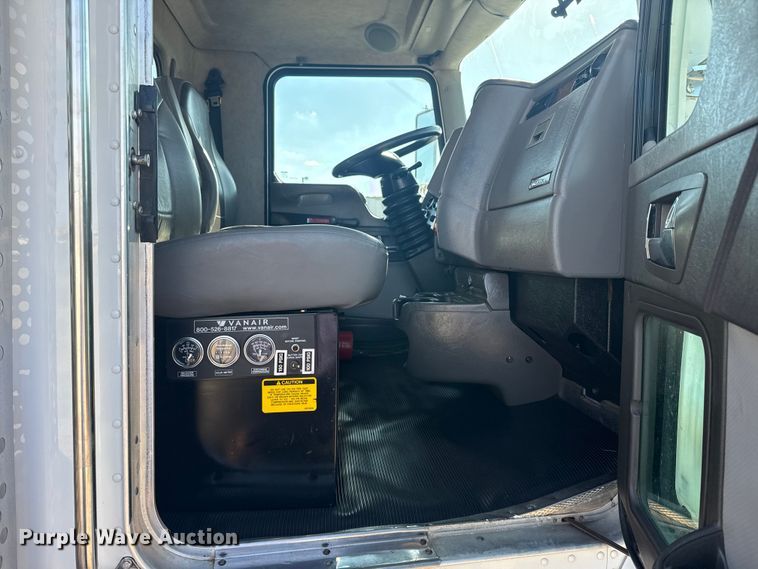 image for item EG1761 2010 Kenworth T370 utility / service truck