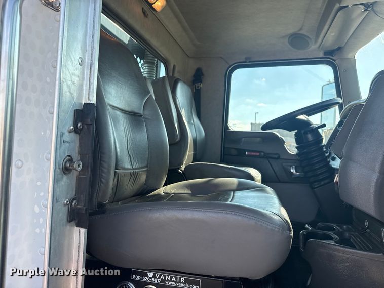 image for item EG1761 2010 Kenworth T370 utility / service truck