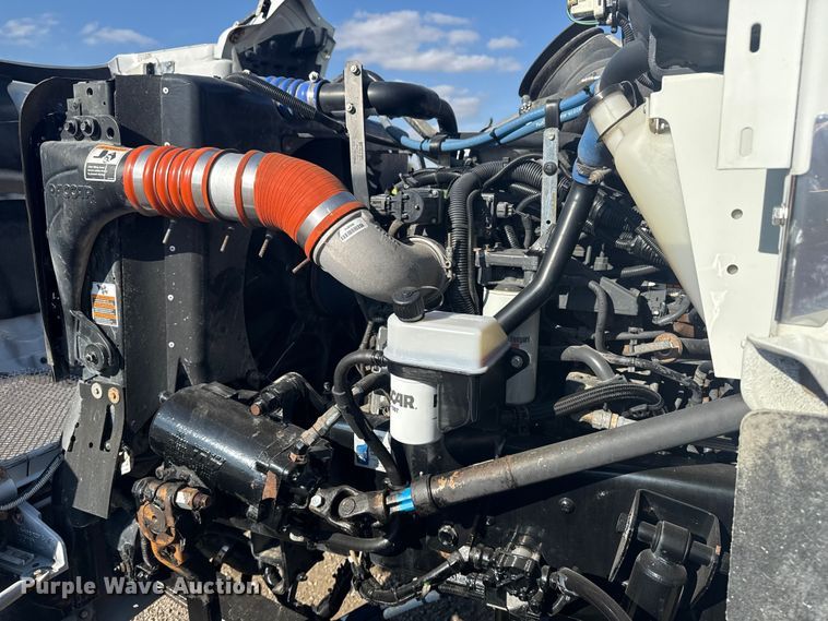 image for item EG1761 2010 Kenworth T370 utility / service truck