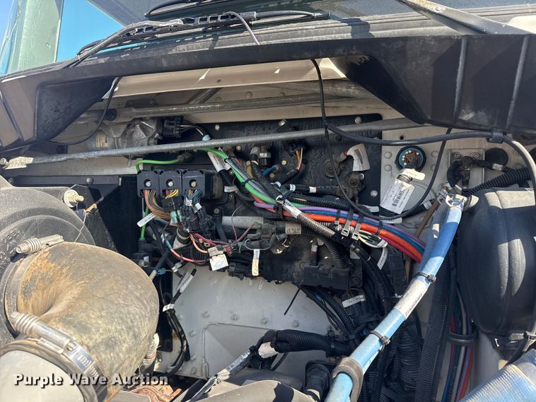 image for item EG1761 2010 Kenworth T370 utility / service truck