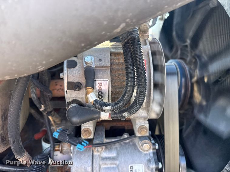 image for item EG1761 2010 Kenworth T370 utility / service truck