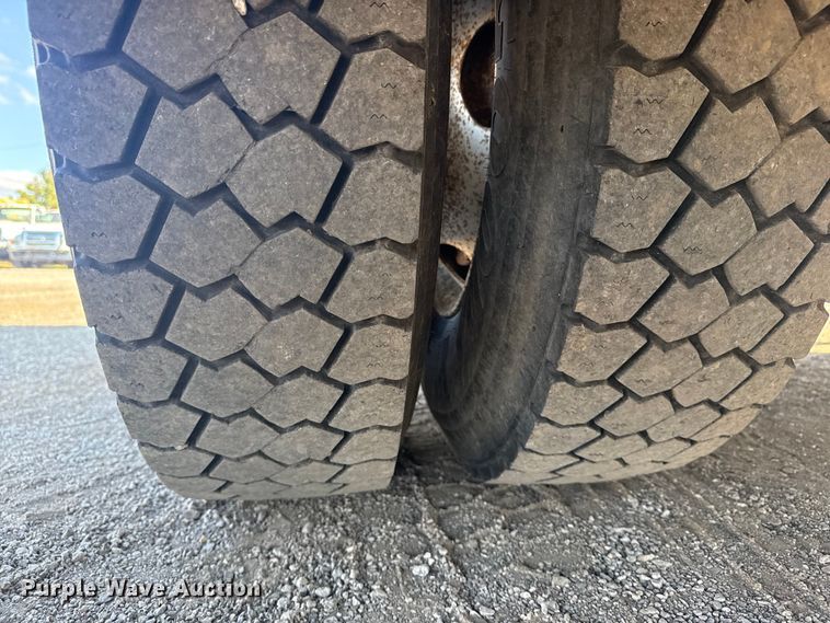 image for item EG1761 2010 Kenworth T370 utility / service truck