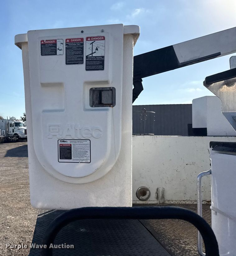 image for item EG1764 2011 Ford F450 Super Duty XL bucket truck