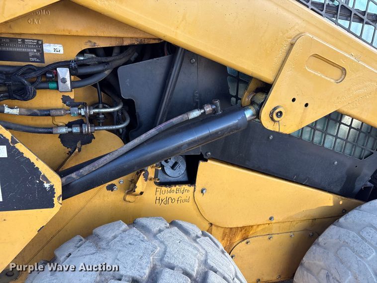 image for item EG8271 2014 Caterpillar 242D skid steer loader