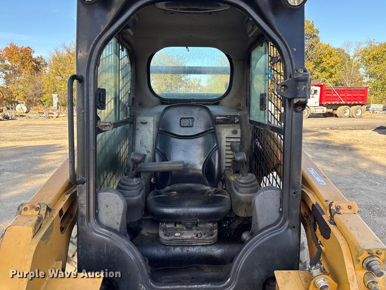 image for item EG8271 2014 Caterpillar 242D skid steer loader