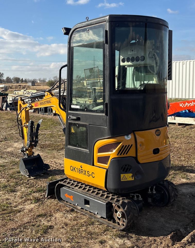 image for item EG8289 AGT QK18RXS-C mini excavator