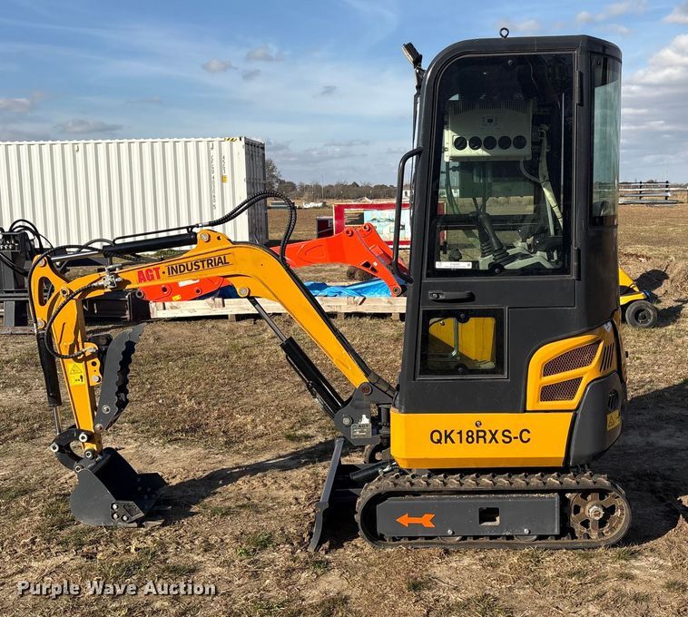 image for item EG8289 AGT QK18RXS-C mini excavator