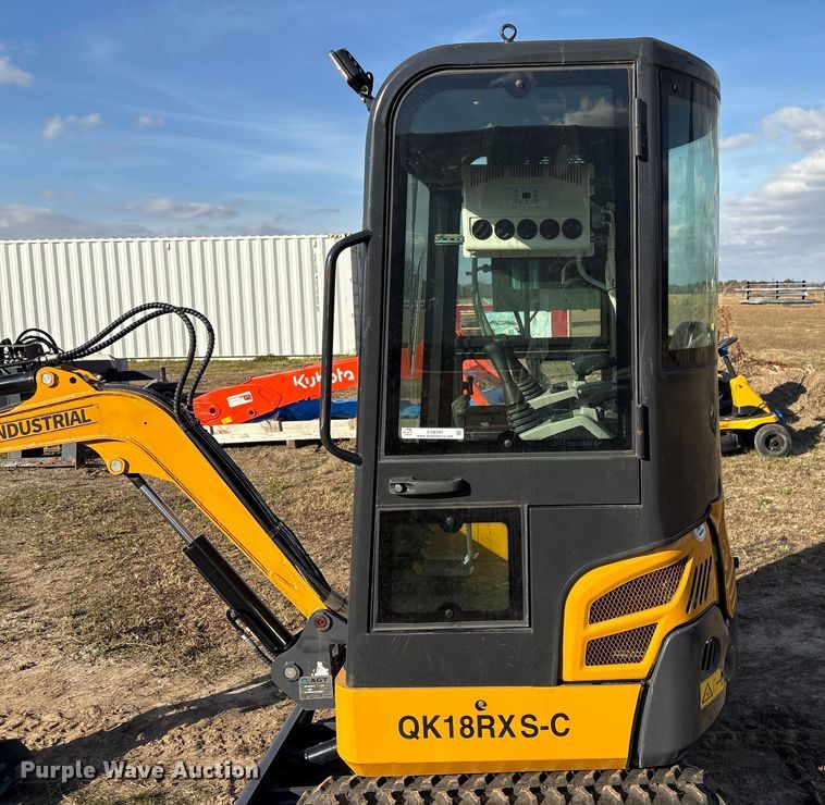 image for item EG8289 AGT QK18RXS-C mini excavator