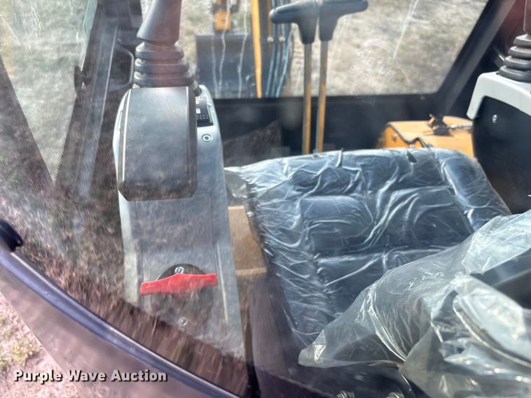 image for item EG8289 AGT QK18RXS-C mini excavator