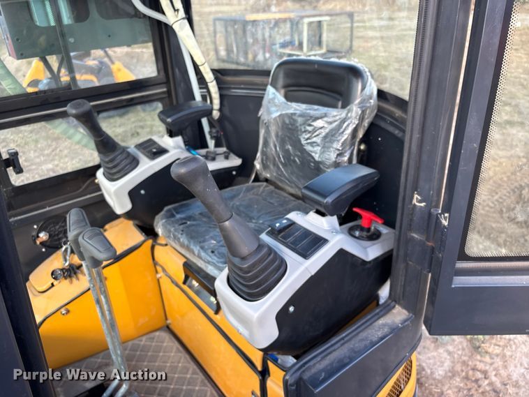 image for item EG8289 AGT QK18RXS-C mini excavator