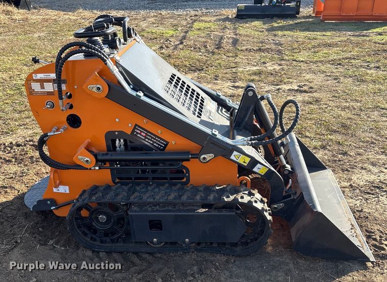 image for item EG8290 2025 LandHero LDH-T460 compact utility loader