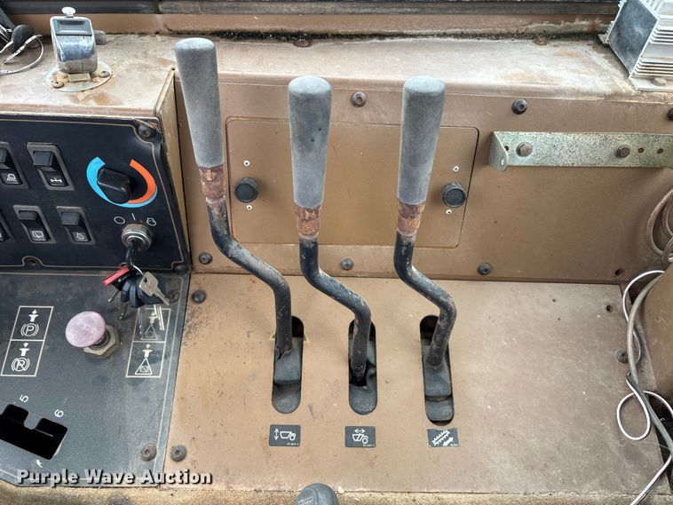 image for item EJ7762 2000 Caterpillar 615C II elevating scraper