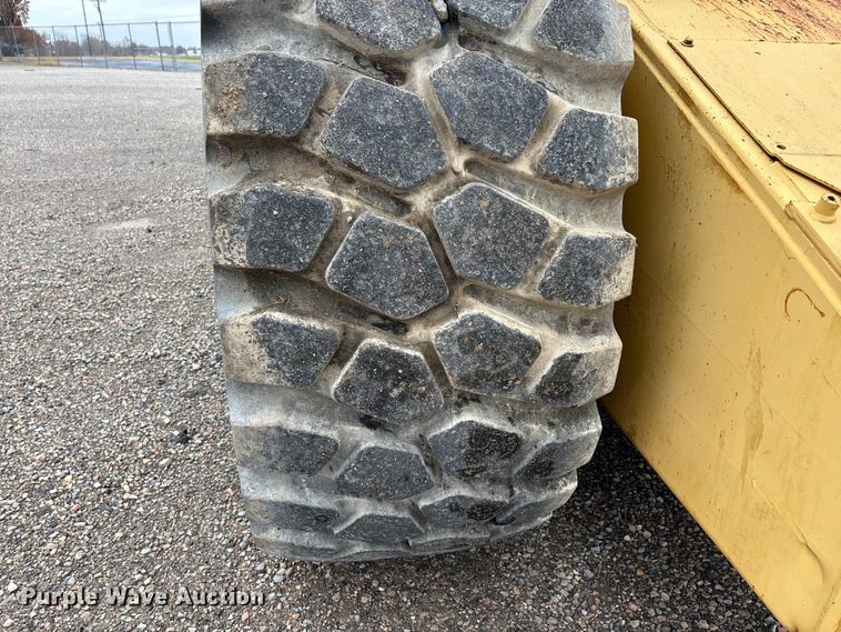 image for item EJ7762 2000 Caterpillar 615C II elevating scraper