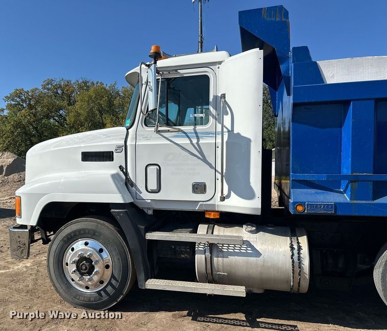 image for item EL0001 1992 Mack CH613 dump truck