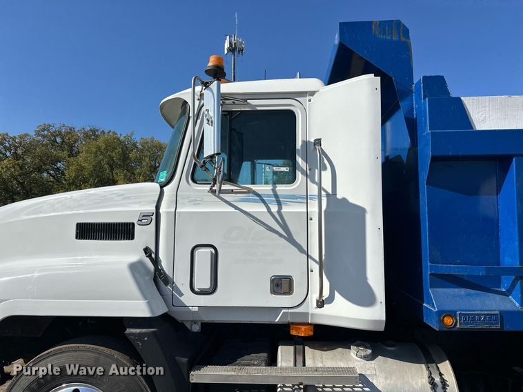 image for item EL0001 1992 Mack CH613 dump truck