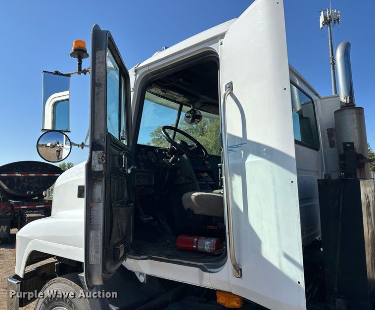 image for item EL0001 1992 Mack CH613 dump truck