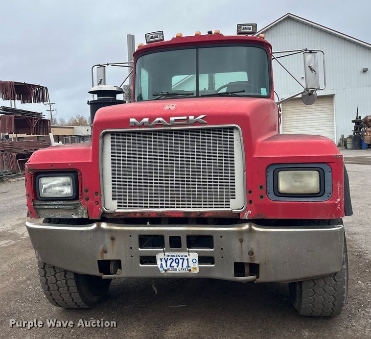 image for item EL0068 1995 Mack RD688S hook lift truck