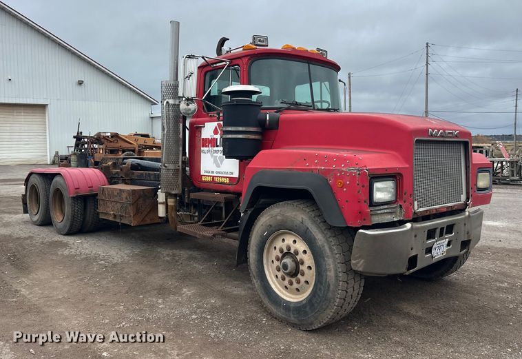 image for item EL0068 1995 Mack RD688S hook lift truck