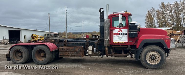 image for item EL0068 1995 Mack RD688S hook lift truck