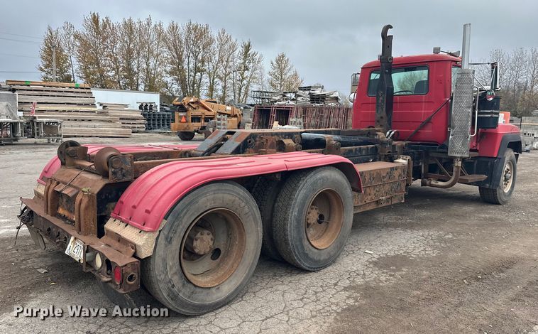 image for item EL0068 1995 Mack RD688S hook lift truck
