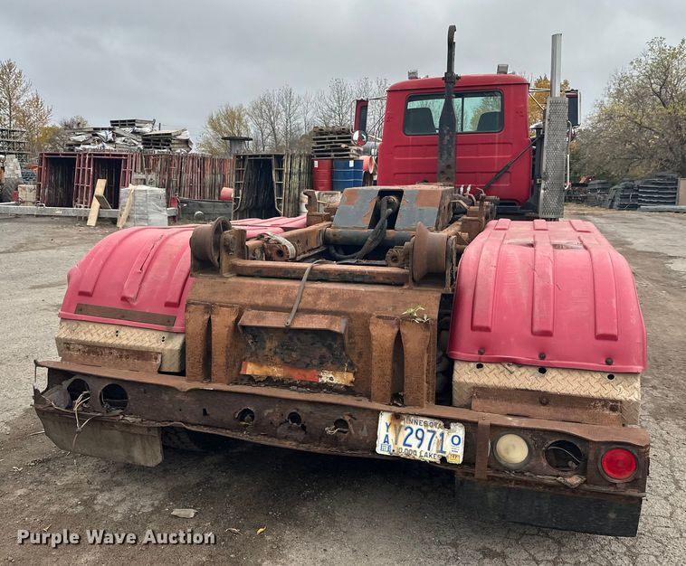 image for item EL0068 1995 Mack RD688S hook lift truck