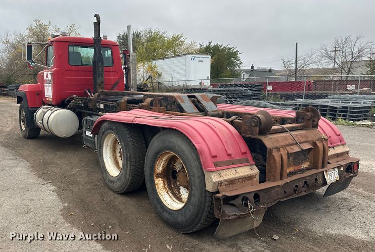 image for item EL0068 1995 Mack RD688S hook lift truck