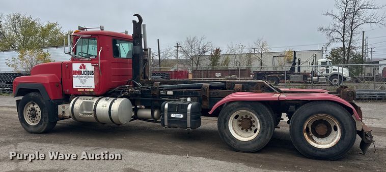 image for item EL0068 1995 Mack RD688S hook lift truck