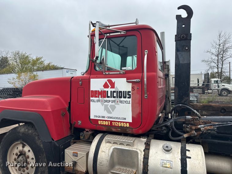 image for item EL0068 1995 Mack RD688S hook lift truck