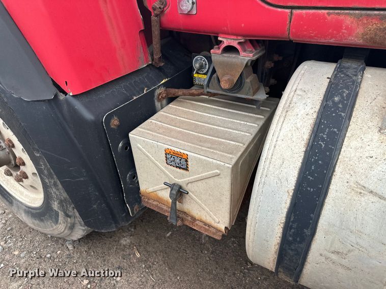 image for item EL0068 1995 Mack RD688S hook lift truck