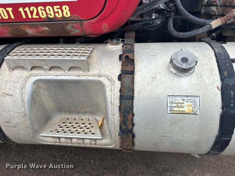 image for item EL0068 1995 Mack RD688S hook lift truck