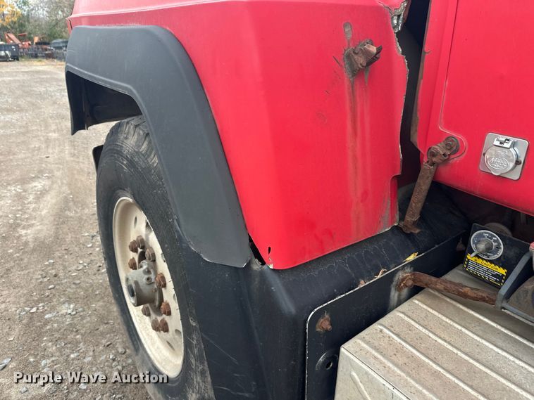 image for item EL0068 1995 Mack RD688S hook lift truck